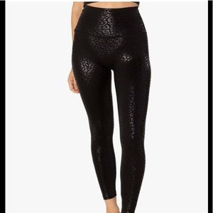 Beyond yoga black leapard leggings XS
